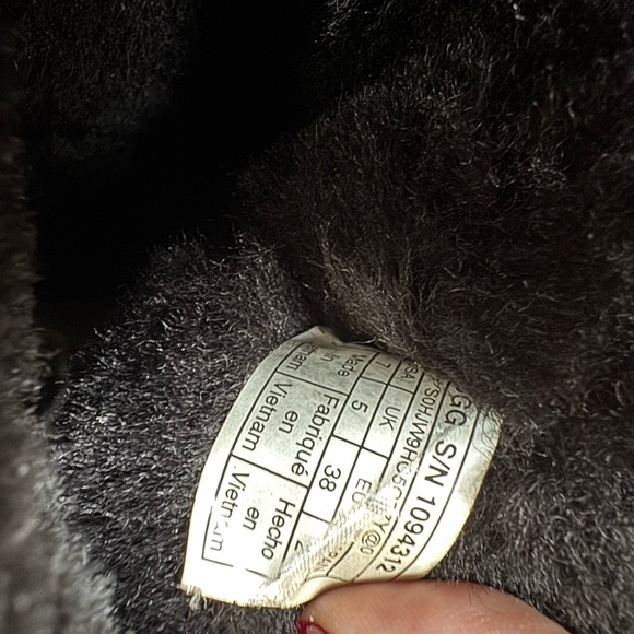 Size 7 Black Bailey Uggs in Original Box - Picture 4 of 4